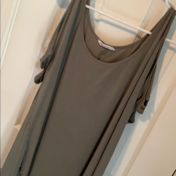 Cut out Shoulder Top - Picture 2 of 8